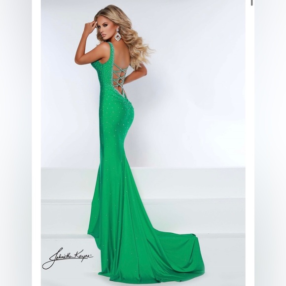 Johnathan Kayne Green Prom Dress Size 14 but would fit sizes 10-14 - Picture 2 of 8